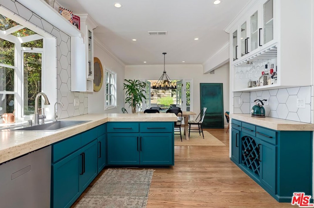 7339 Caverna Dr, Los Angeles CA  90068-2021 exterior