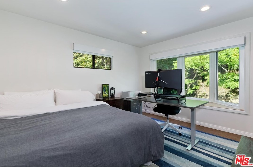 7339 Caverna Dr, Los Angeles CA  90068-2021 exterior