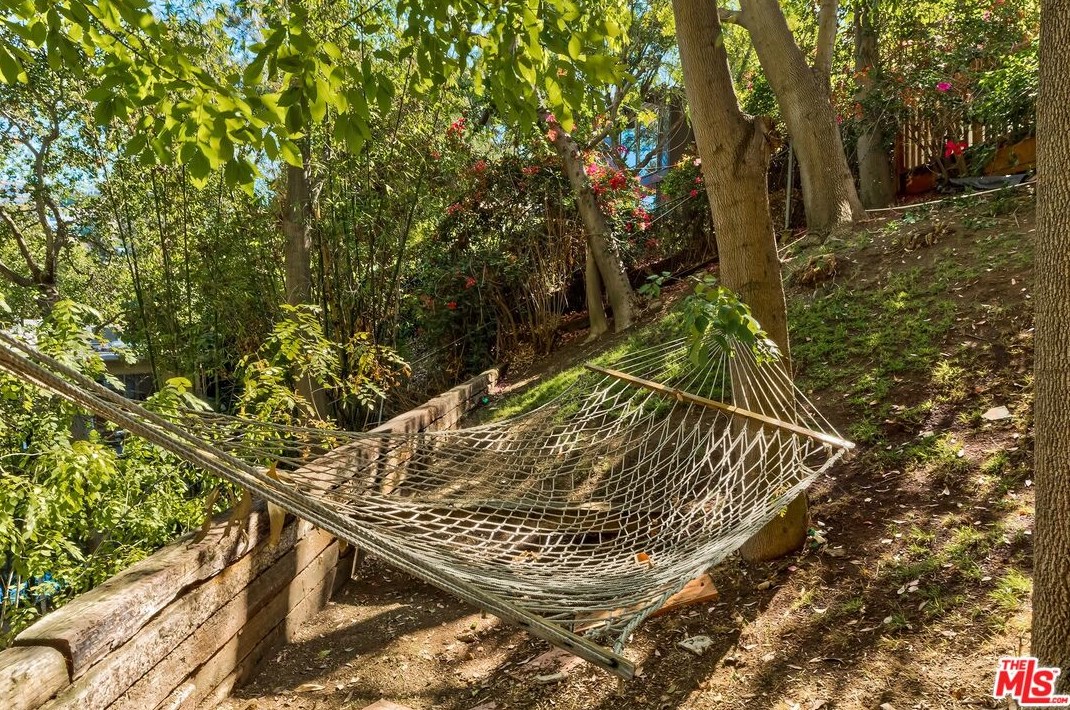 7339 Caverna Dr, Los Angeles CA  90068-2021 exterior