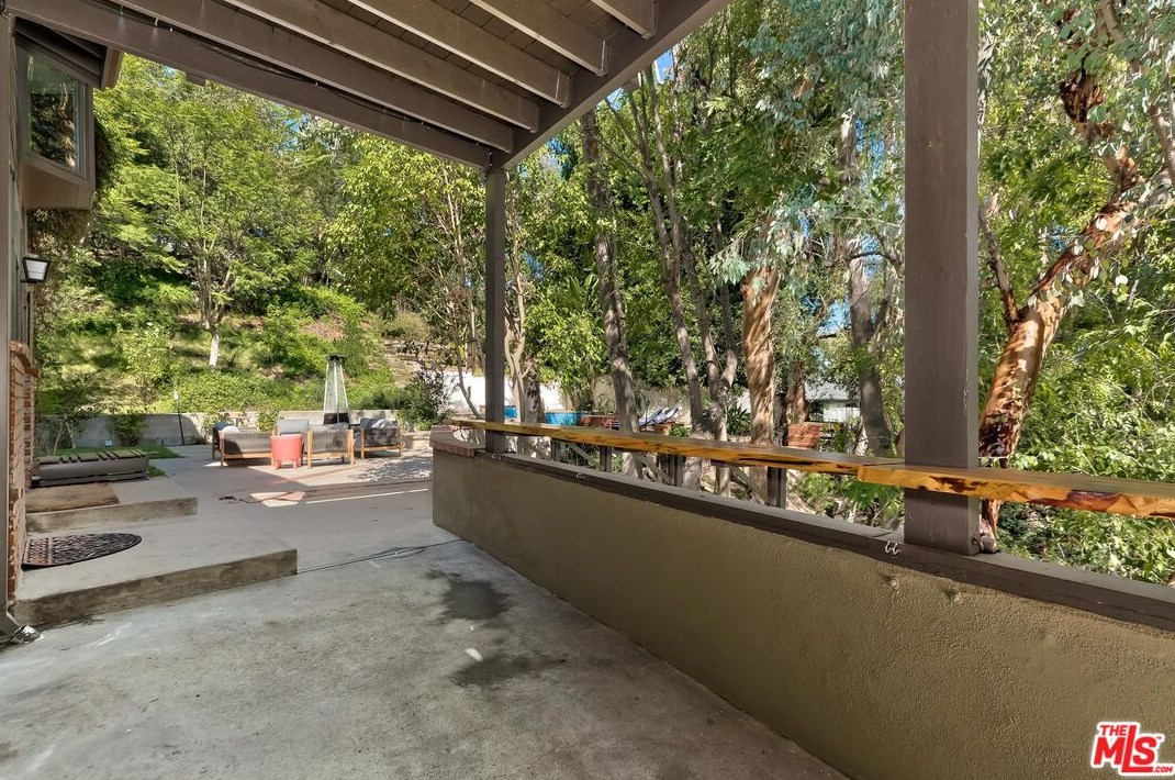 7339 Caverna Dr, Los Angeles CA  90068-2021 exterior