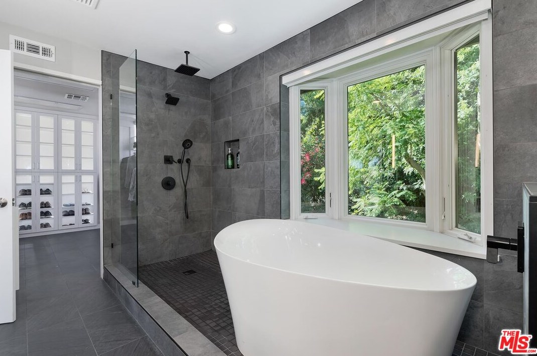 7339 Caverna Dr, Los Angeles CA  90068-2021 exterior