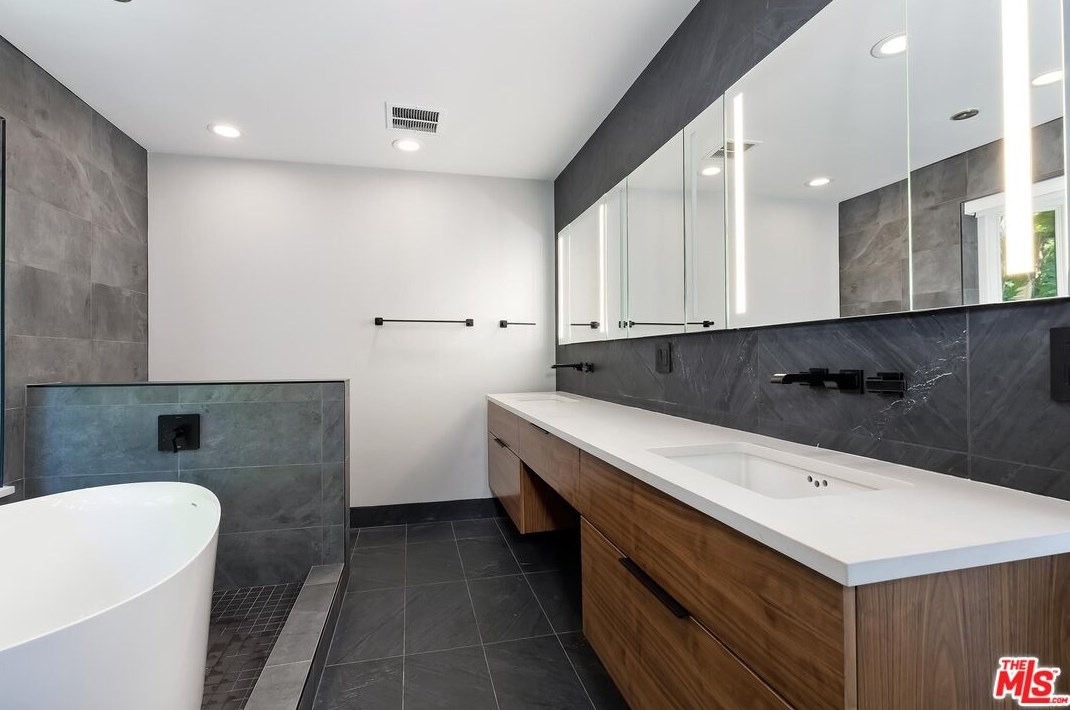 7339 Caverna Dr, Los Angeles CA  90068-2021 exterior