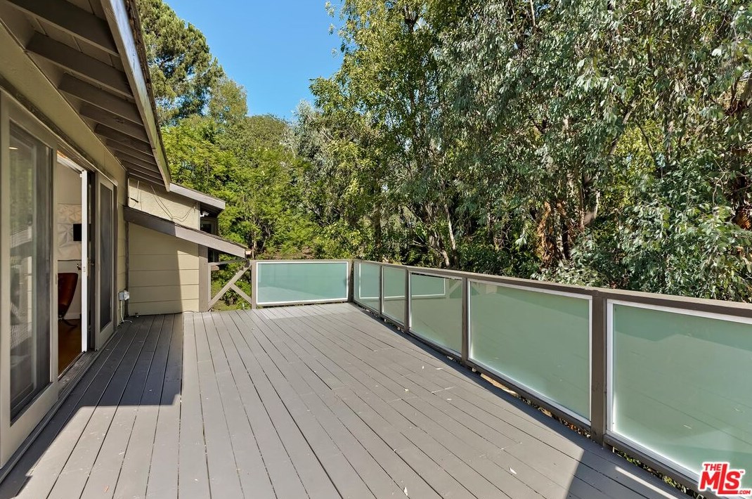 7339 Caverna Dr, Los Angeles CA  90068-2021 exterior