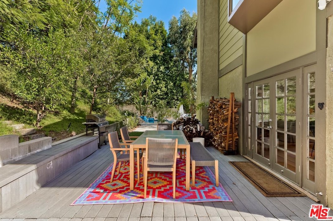 7339 Caverna Dr, Los Angeles CA  90068-2021 exterior