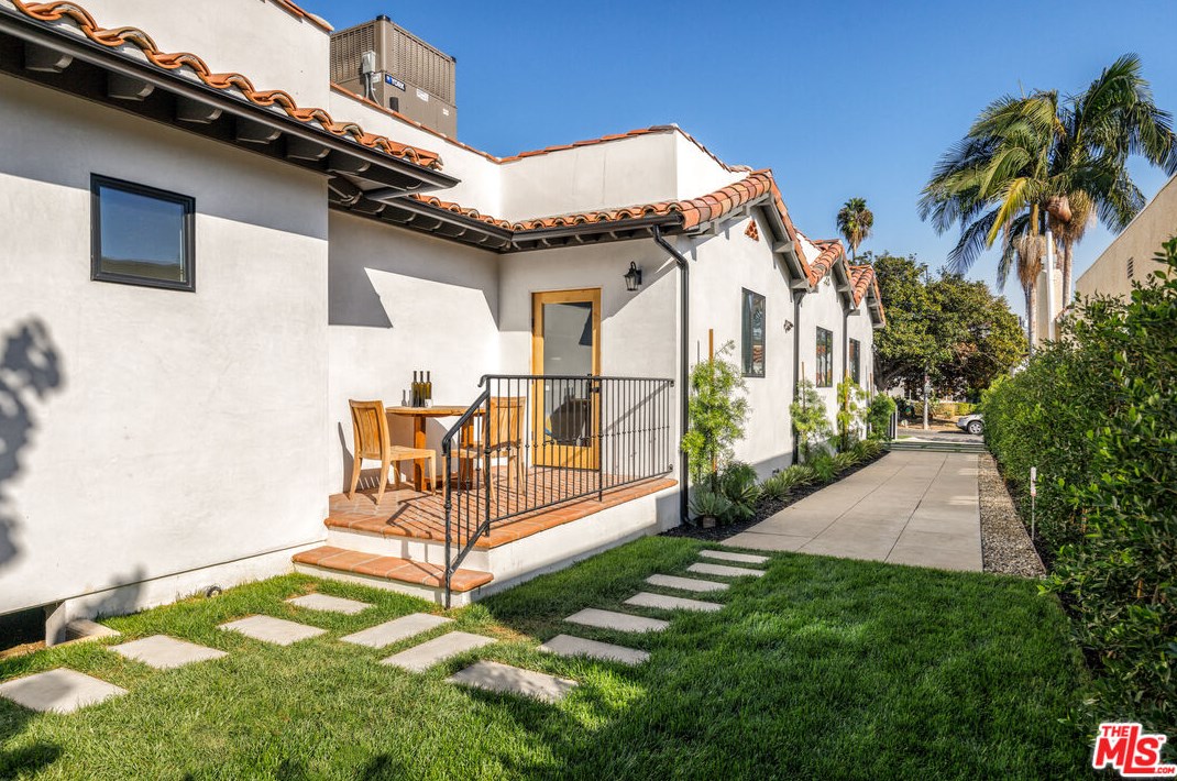 913 Mullen Ave, Los Angeles, CA 90019-1829