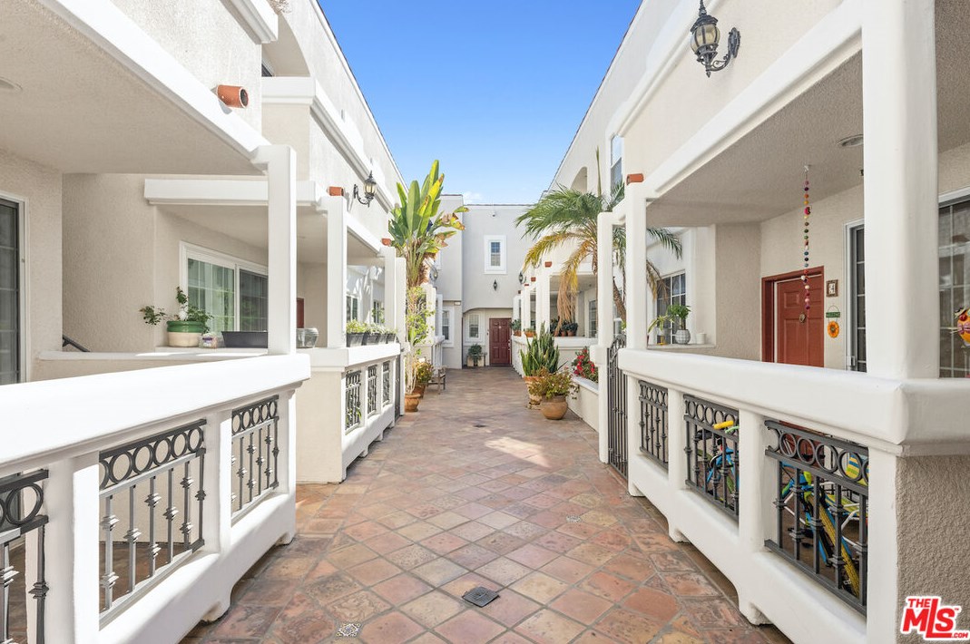 1076 Orange Grove Ave, Los Angeles CA  90019-6552 exterior