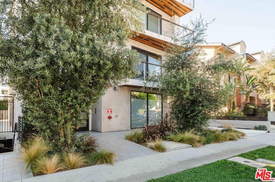 3981 Moore St, Los Angeles CA  90066-4163 exterior