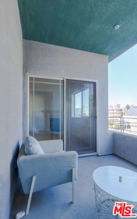 1042 Kingsley Dr, Los Angeles CA  90006-2408 exterior