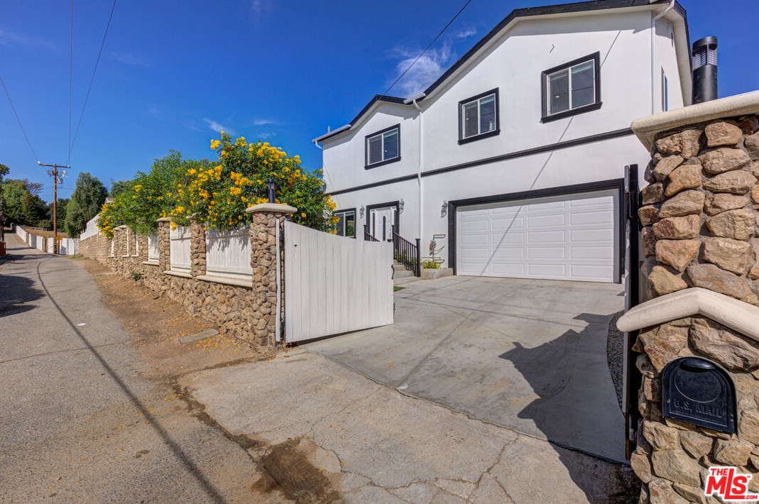 23177 Schumann Rd, Chatsworth, CA 91311-6432