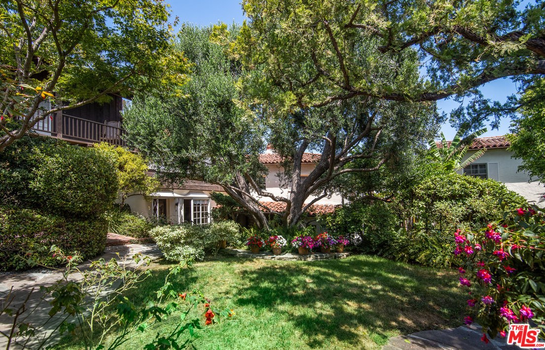 10966 Strathmore Dr, Los Angeles, CA 90024-2470