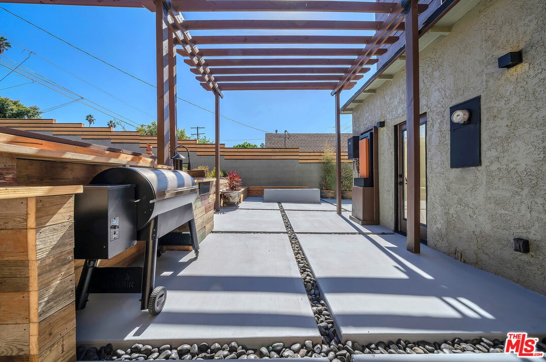 1238 Virgil Ave, Los Angeles CA  90029-2018 exterior