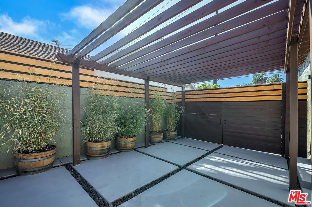 1238 Virgil Ave, Los Angeles CA  90029-2018 exterior
