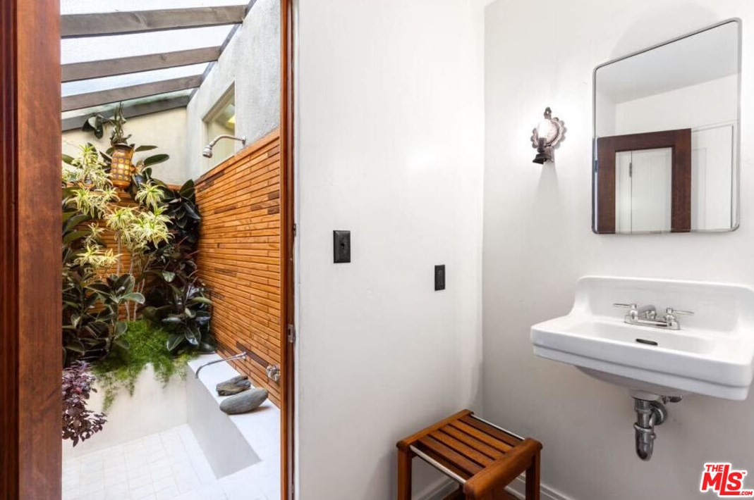 8228 Marmont Ln, Los Angeles CA  90069-1624 exterior