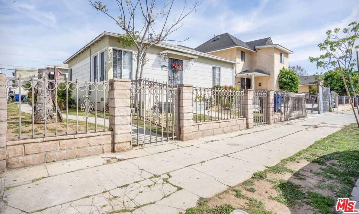 1330 Menlo Ave, Los Angeles CA  90006-4602 exterior