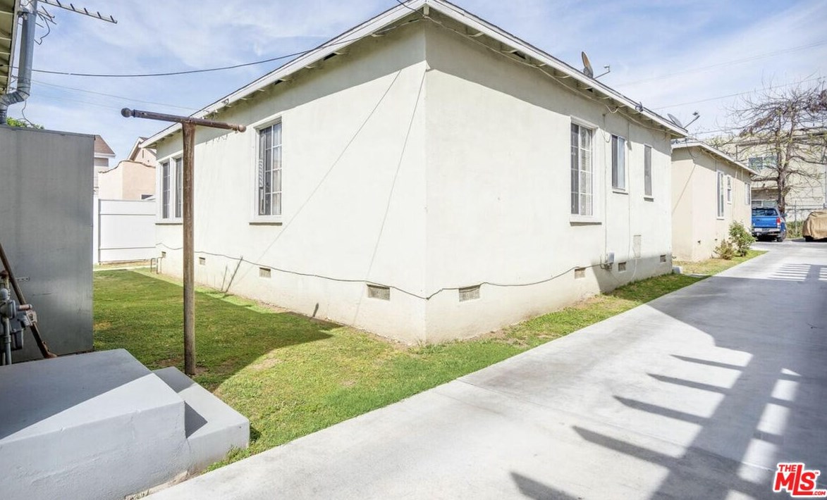 1330 Menlo Ave, Los Angeles CA  90006-4602 exterior