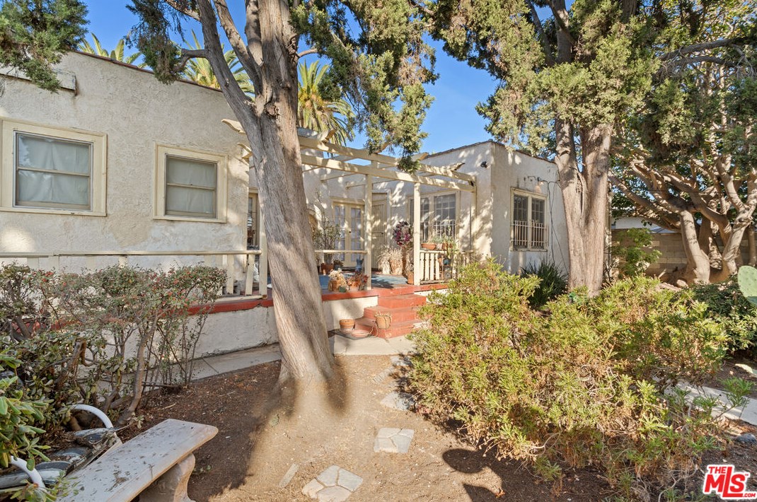 5470 Chesley Ave, Los Angeles CA  90043-2422 exterior