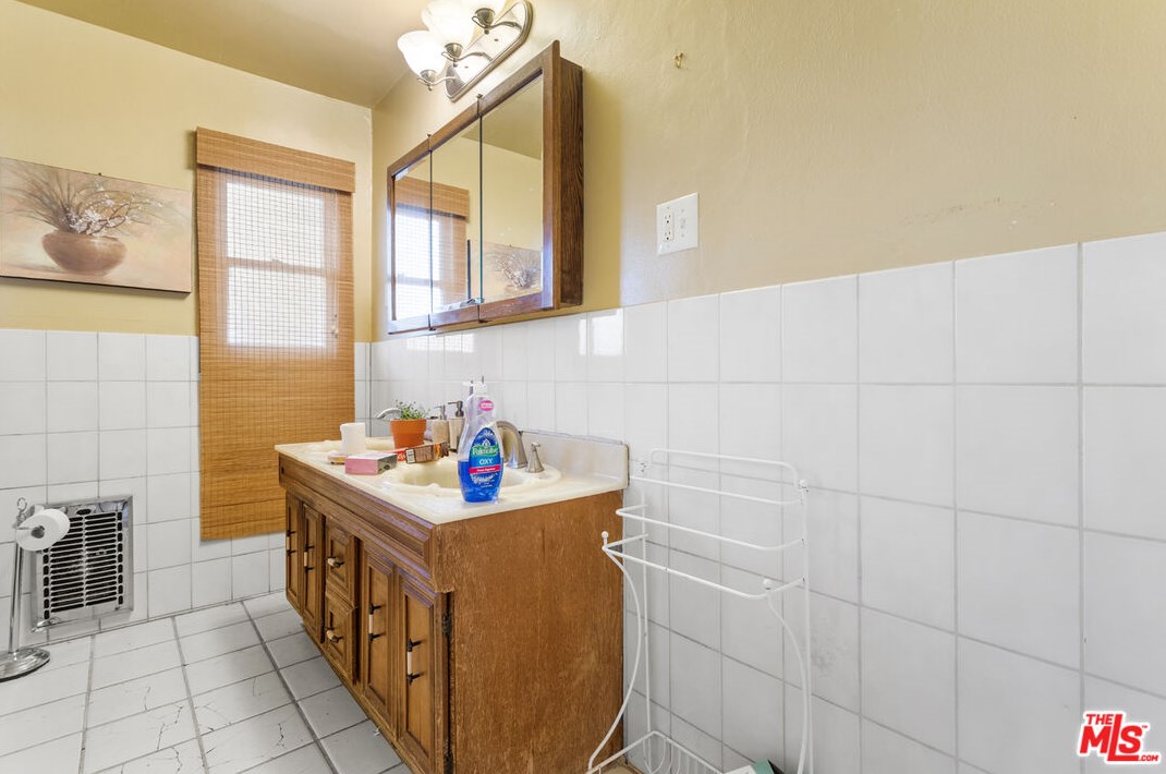 5470 Chesley Ave, Los Angeles CA  90043-2422 exterior