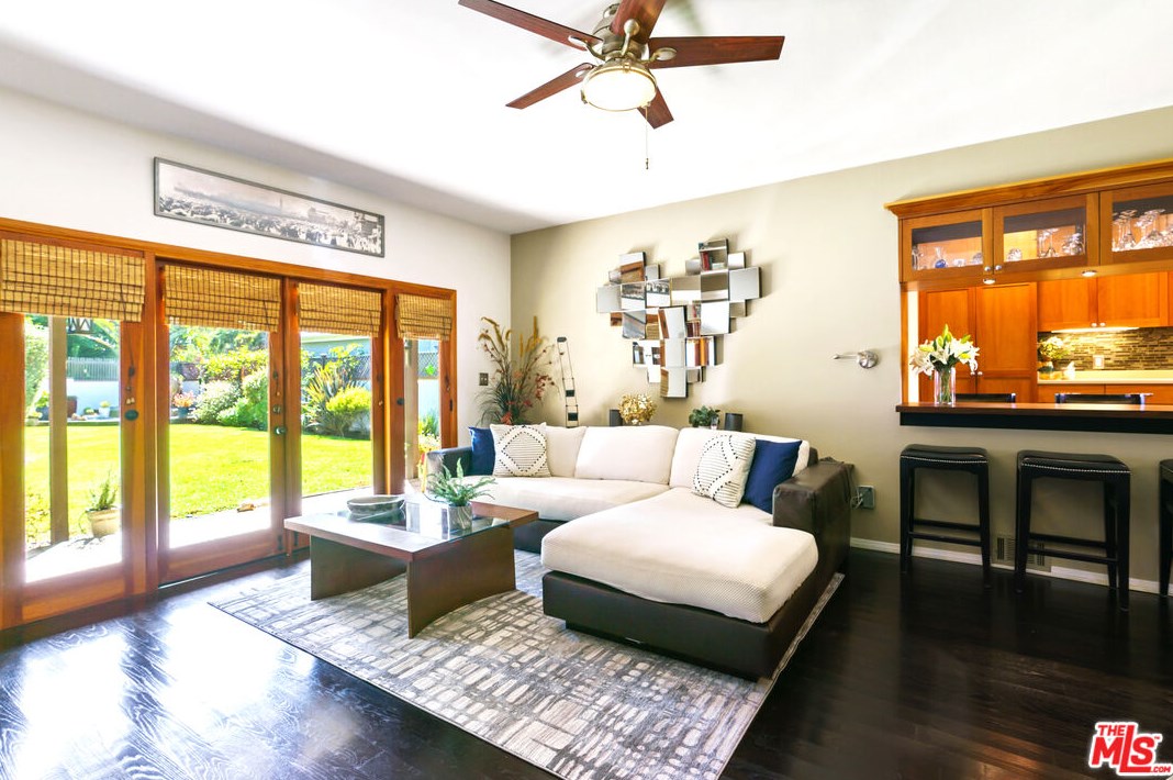 12900 Stanwood Dr, Los Angeles CA  90066-1742 exterior