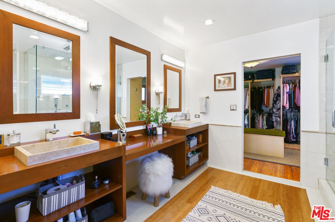 12900 Stanwood Dr, Los Angeles CA  90066-1742 exterior