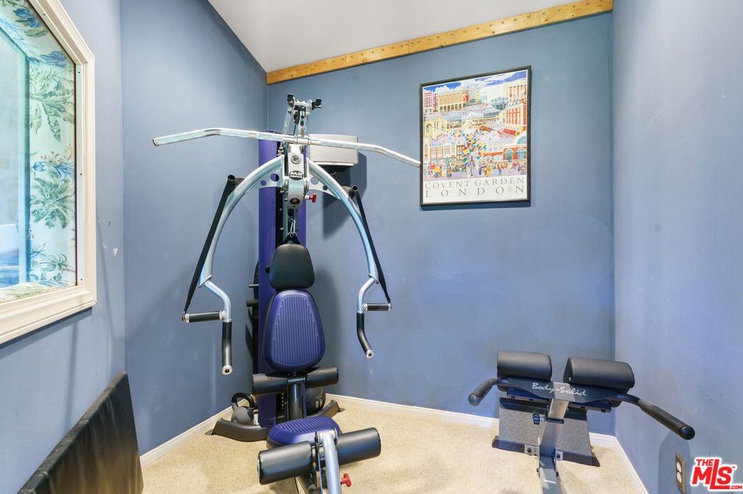 12900 Stanwood Dr, Los Angeles CA  90066-1742 exterior