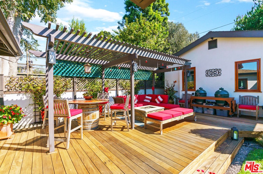 12900 Stanwood Dr, Los Angeles CA  90066-1742 exterior