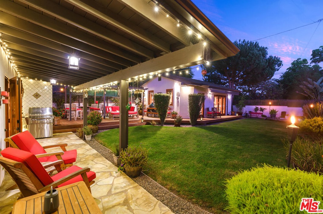 12900 Stanwood Dr, Los Angeles CA  90066-1742 exterior