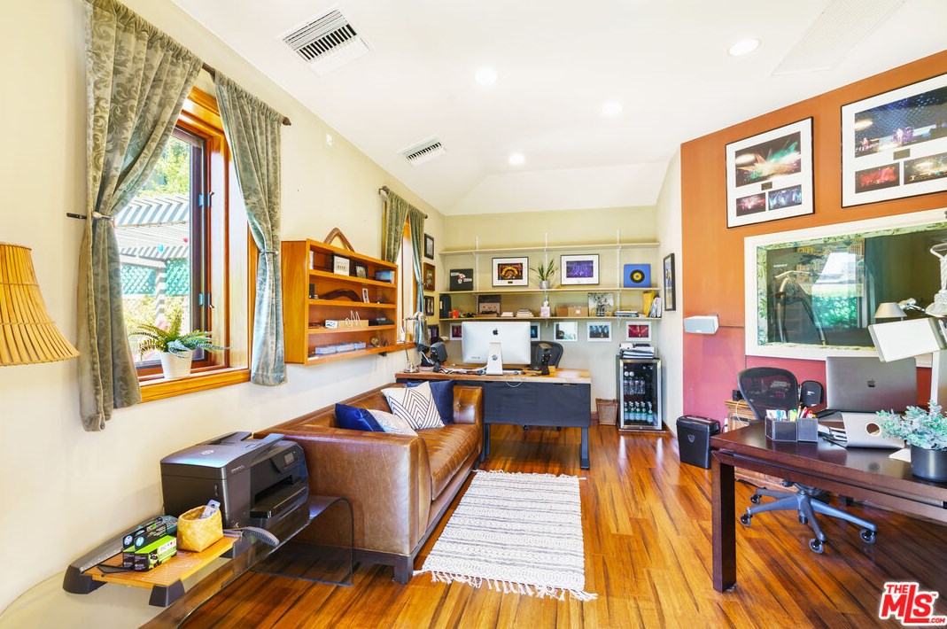 12900 Stanwood Dr, Los Angeles CA  90066-1742 exterior