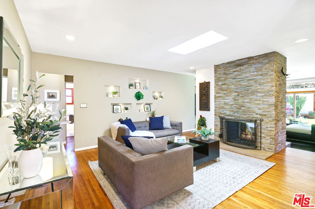 12900 Stanwood Dr, Los Angeles CA  90066-1742 exterior