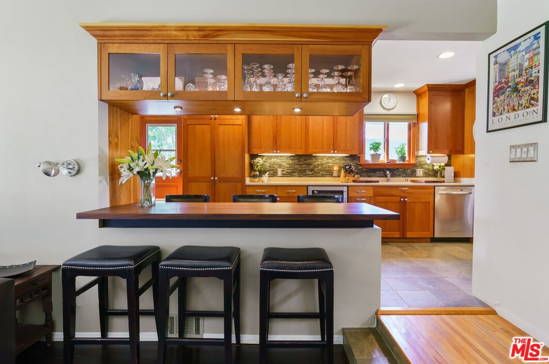 12900 Stanwood Dr, Los Angeles CA  90066-1742 exterior