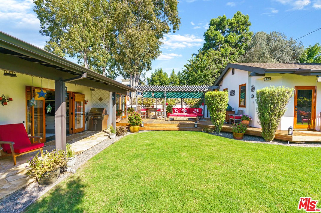 12900 Stanwood Dr, Los Angeles CA  90066-1742 exterior