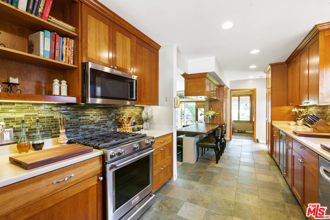 12900 Stanwood Dr, Los Angeles CA  90066-1742 exterior