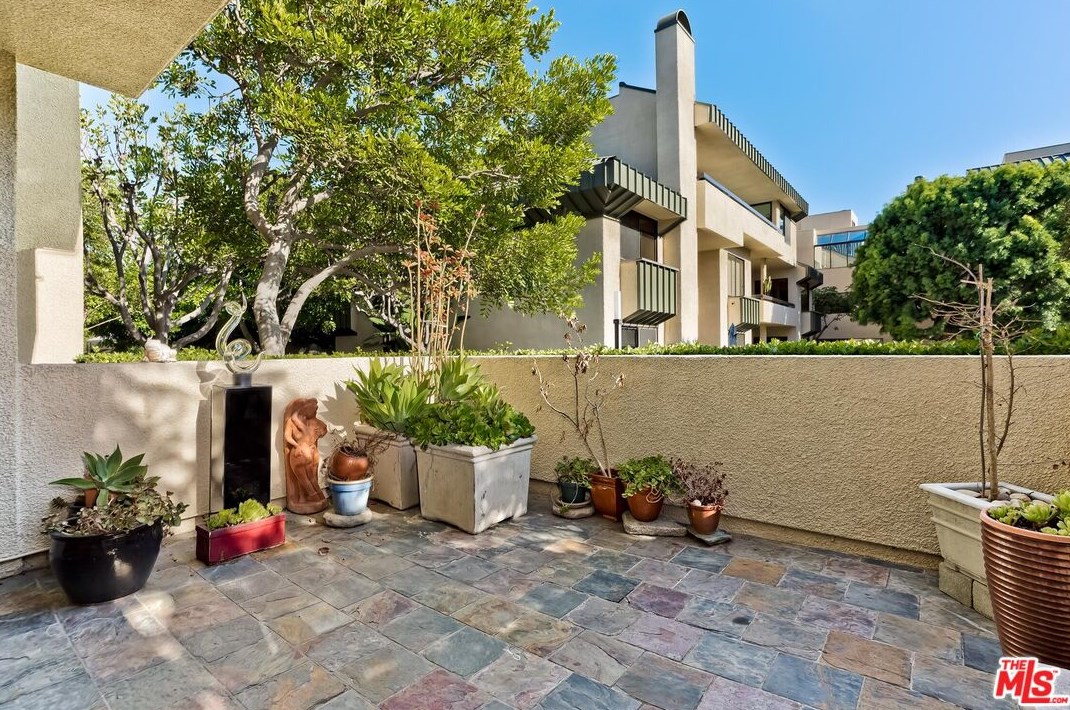 2169 Century Hl, Los Angeles CA  90067-3534 exterior