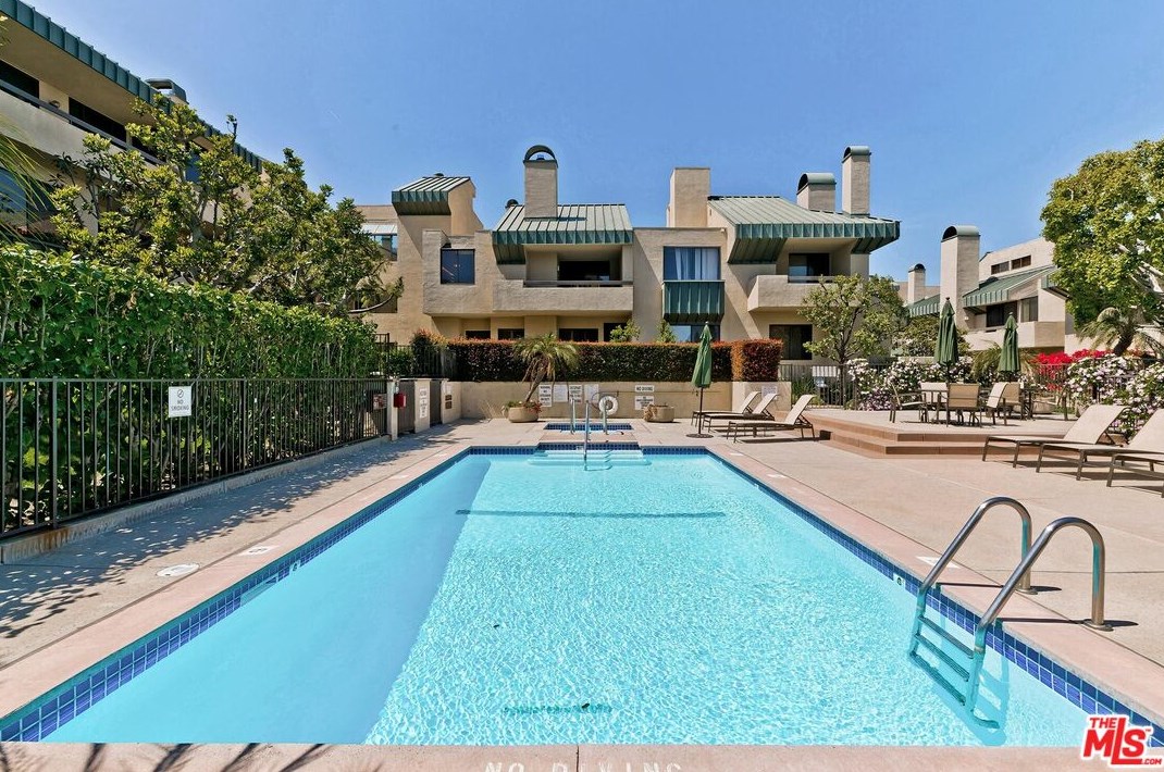 2169 Century Hl, Los Angeles CA  90067-3534 exterior