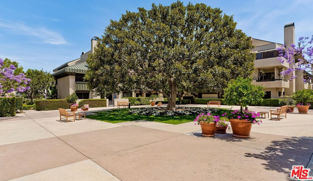 2169 Century Hl, Los Angeles CA  90067-3534 exterior