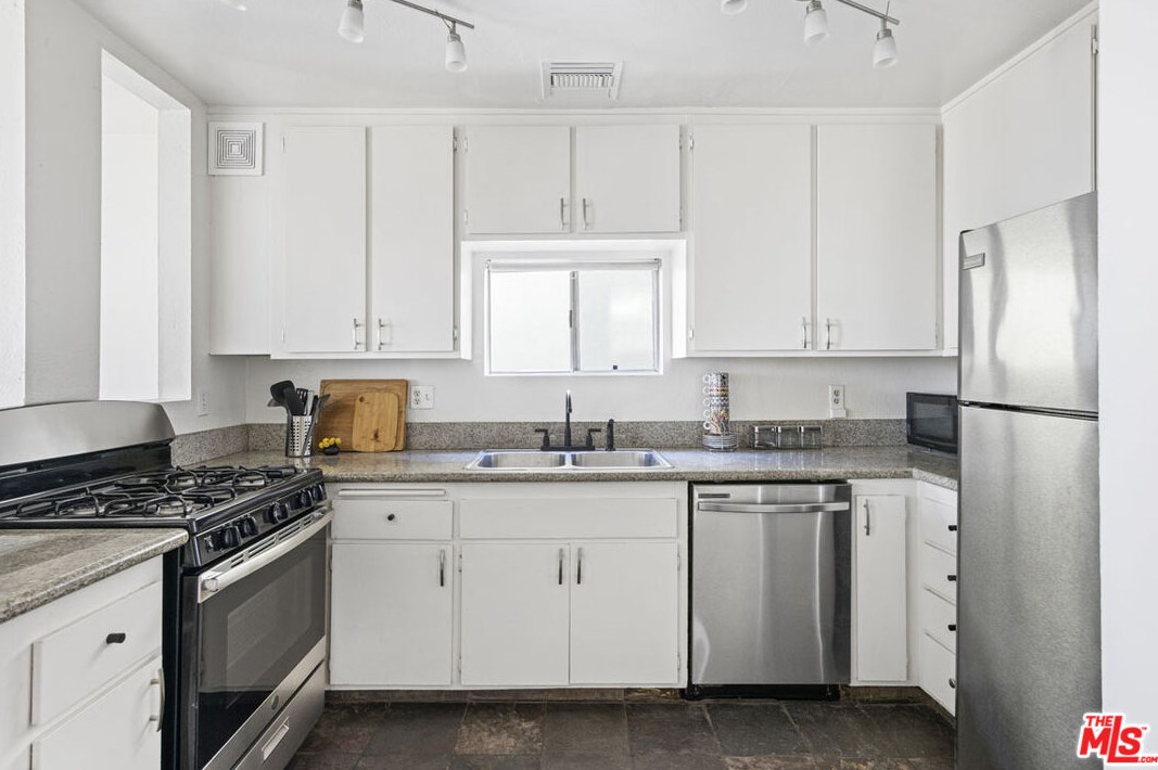 2352 Silver Ridge Ave, Los Angeles CA  90039-3646 exterior