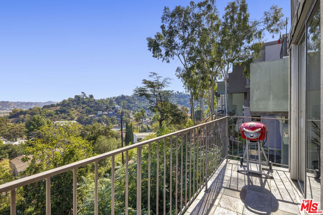 2352 Silver Ridge Ave, Los Angeles CA  90039-3646 exterior