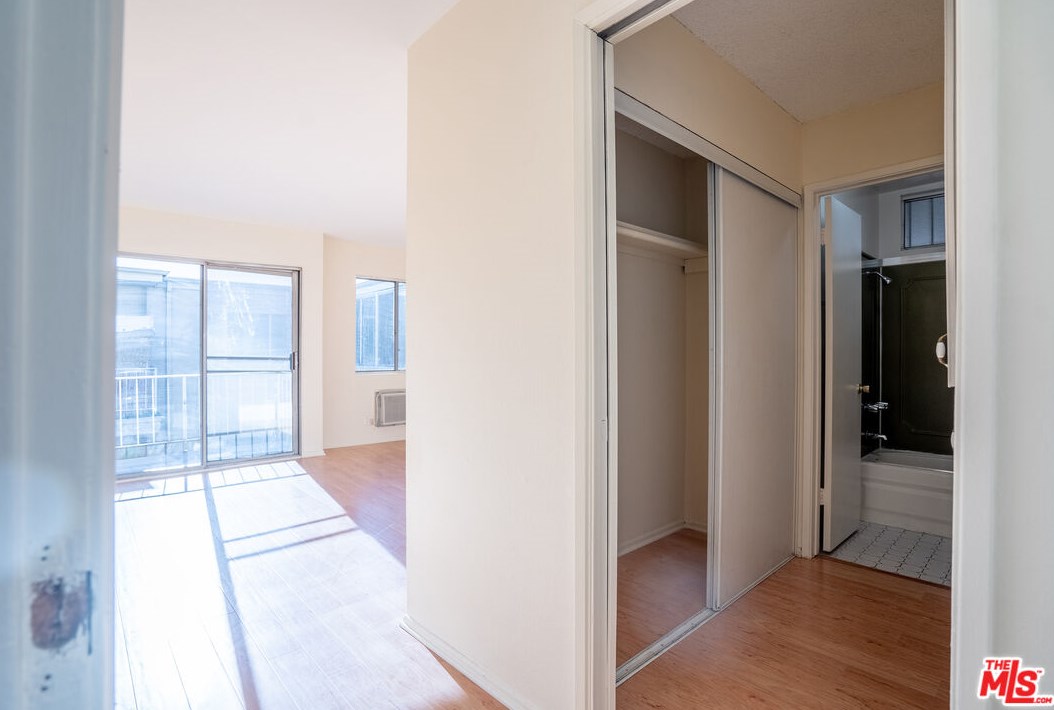 210 La Fayette Park Pl, Los Angeles CA  90057-1357 exterior