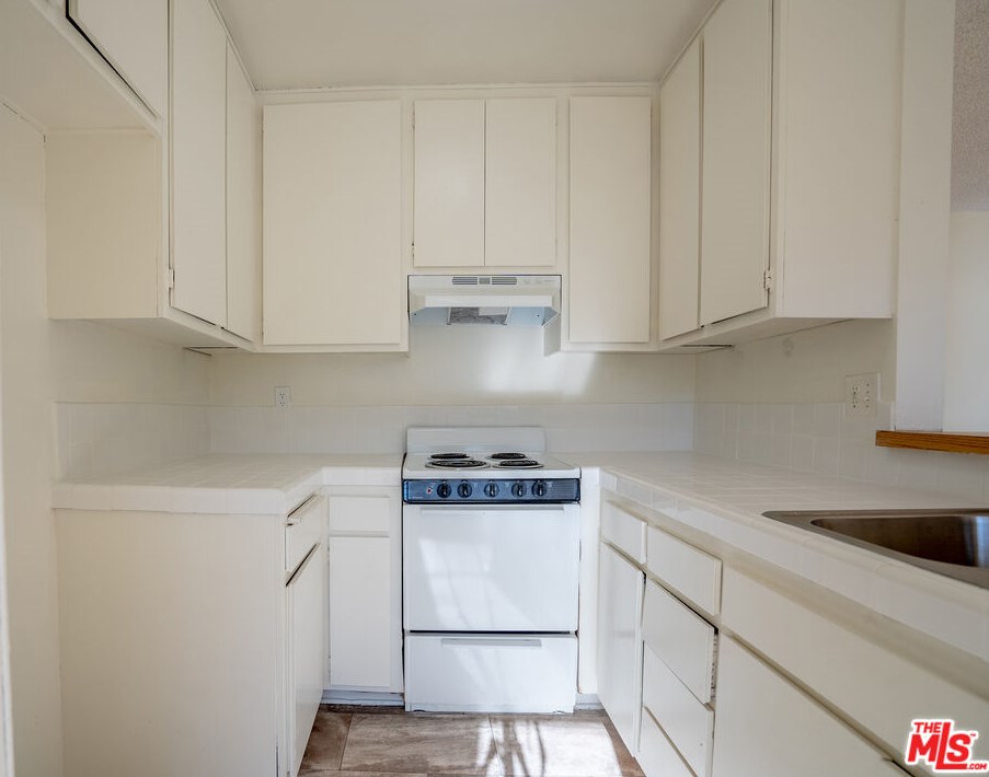 210 La Fayette Park Pl, Los Angeles CA  90057-1357 exterior