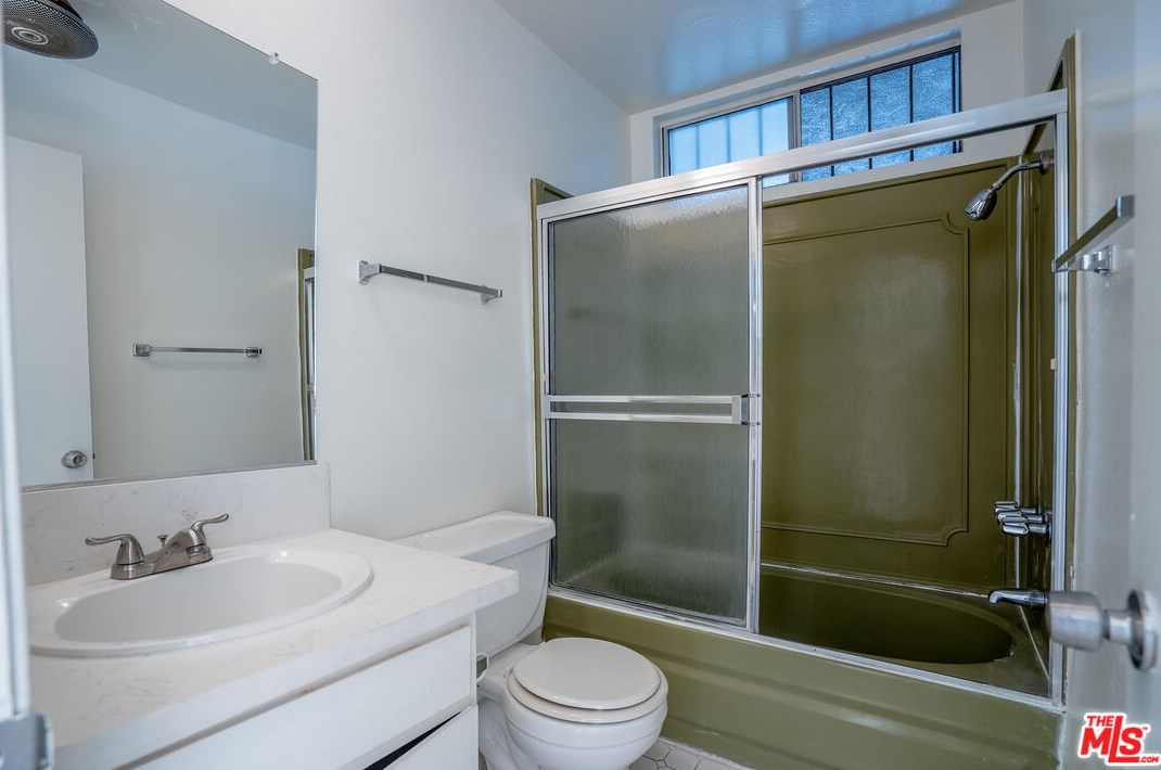 210 La Fayette Park Pl, Los Angeles CA  90057-1357 exterior