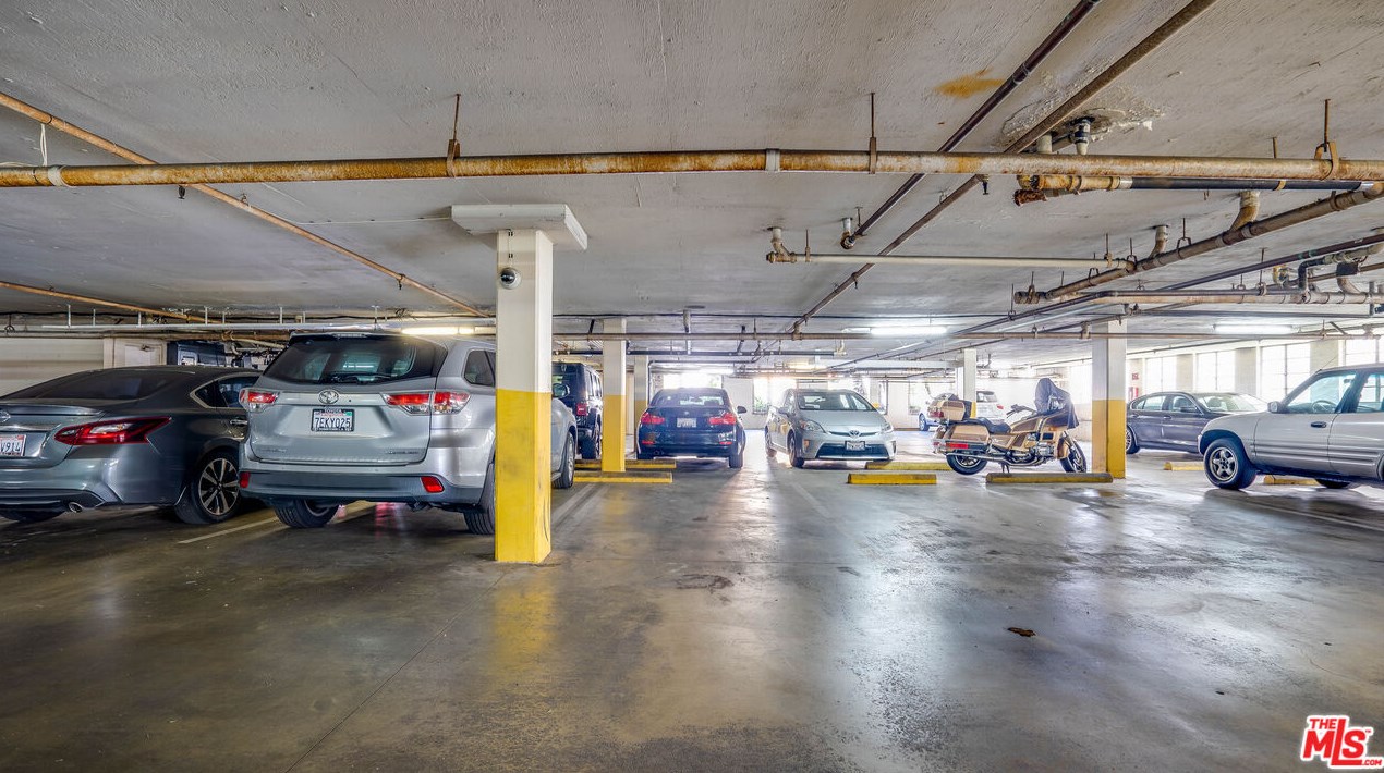 210 La Fayette Park Pl, Los Angeles CA  90057-1357 exterior