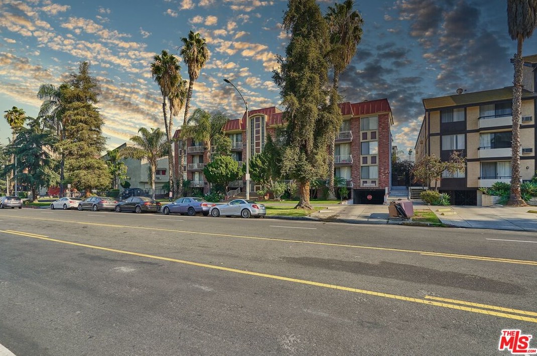 210 La Fayette Park Pl, Los Angeles CA  90057-1339 exterior