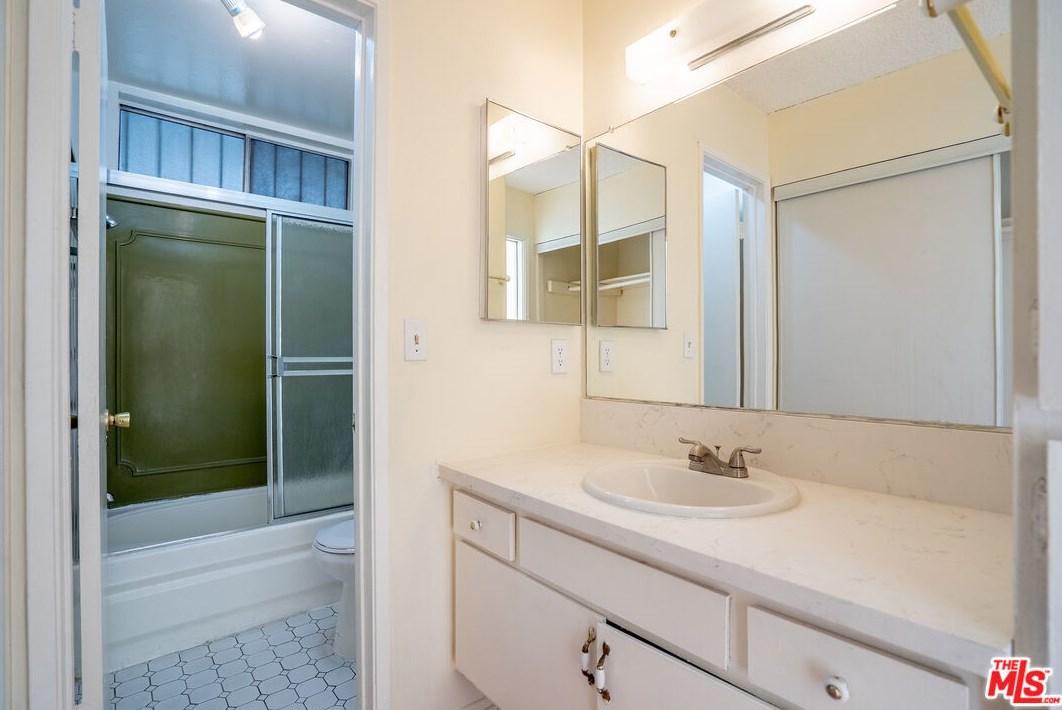 210 La Fayette Park Pl, Los Angeles CA  90057-1357 exterior