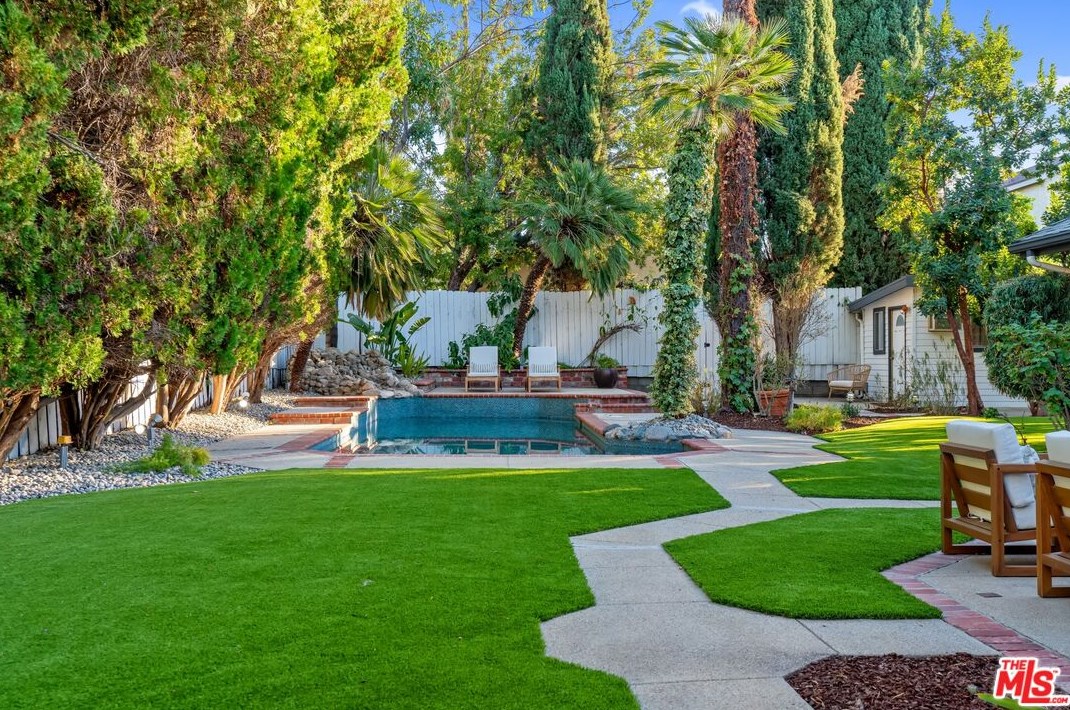 18128 Erwin St, Los Angeles CA  91335-7146 exterior