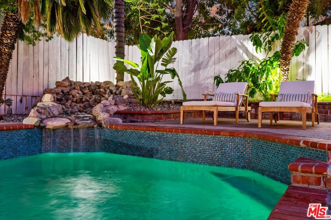 18128 Erwin St, Los Angeles CA  91335-7146 exterior