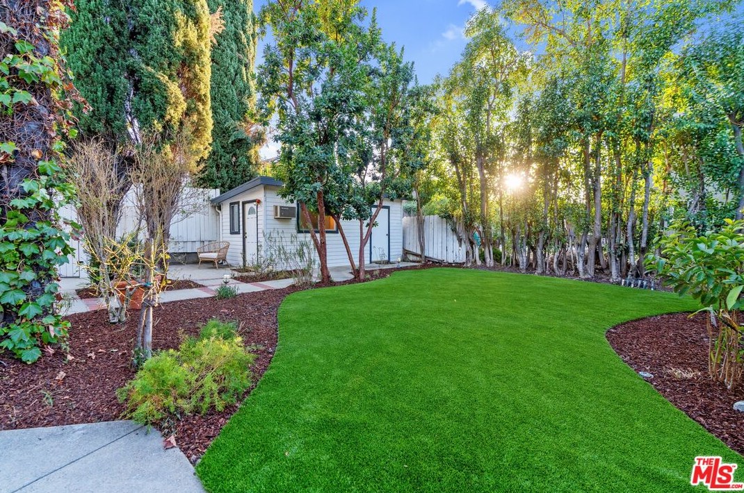 18128 Erwin St, Los Angeles CA  91335-7146 exterior