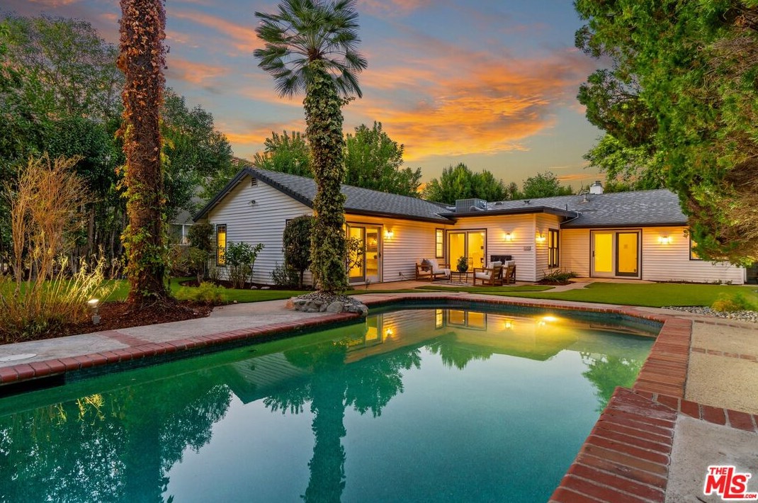 18128 Erwin St, Los Angeles CA  91335-7146 exterior