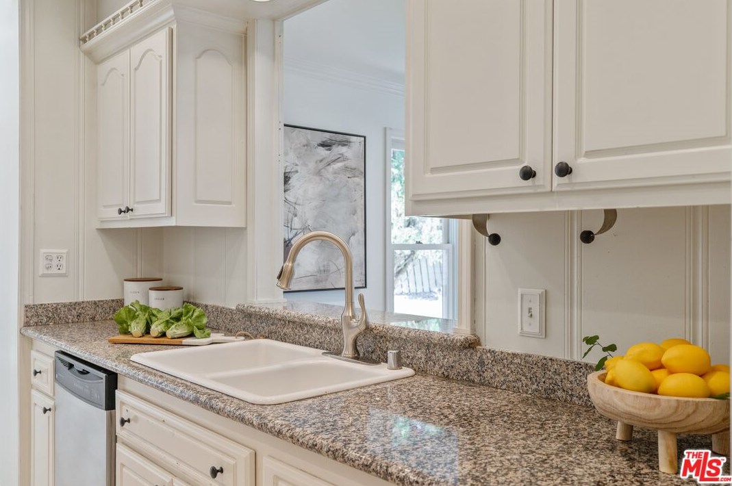 18128 Erwin St, Los Angeles CA  91335-7146 exterior