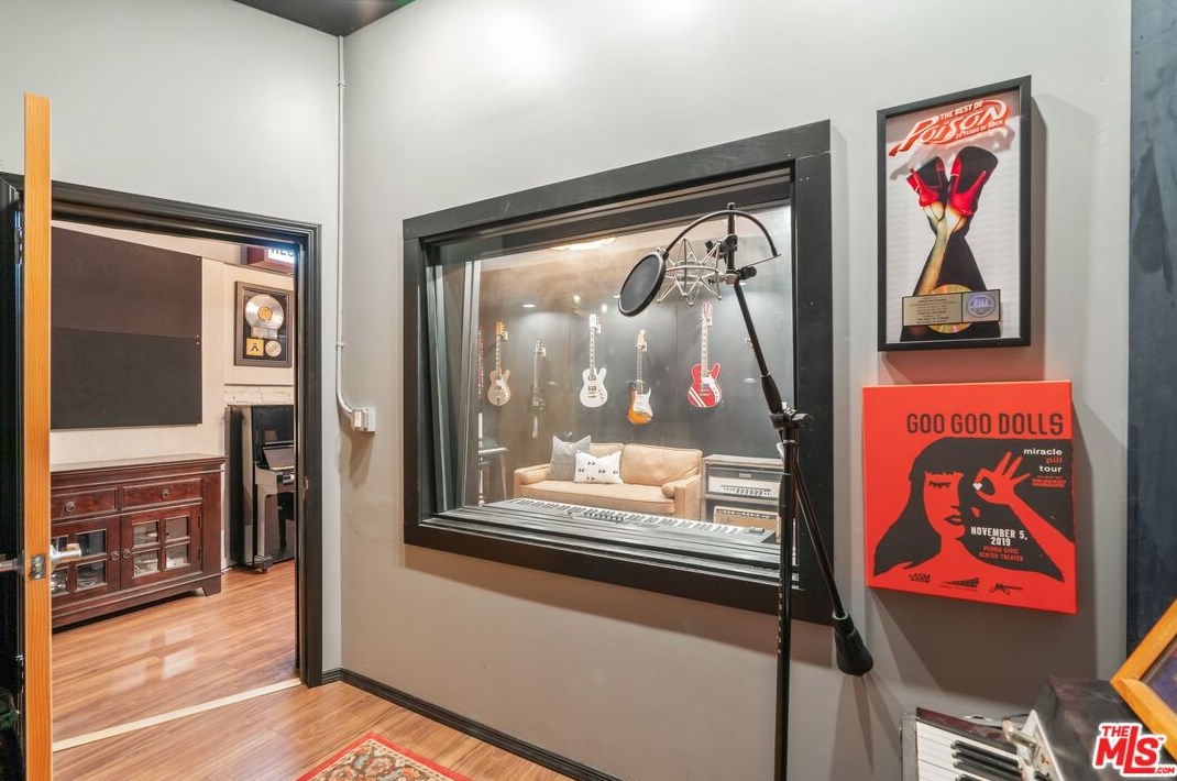 18128 Erwin St, Los Angeles CA  91335-7146 exterior