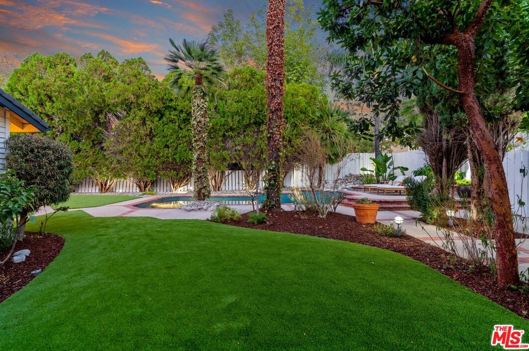 18128 Erwin St, Los Angeles CA  91335-7146 exterior