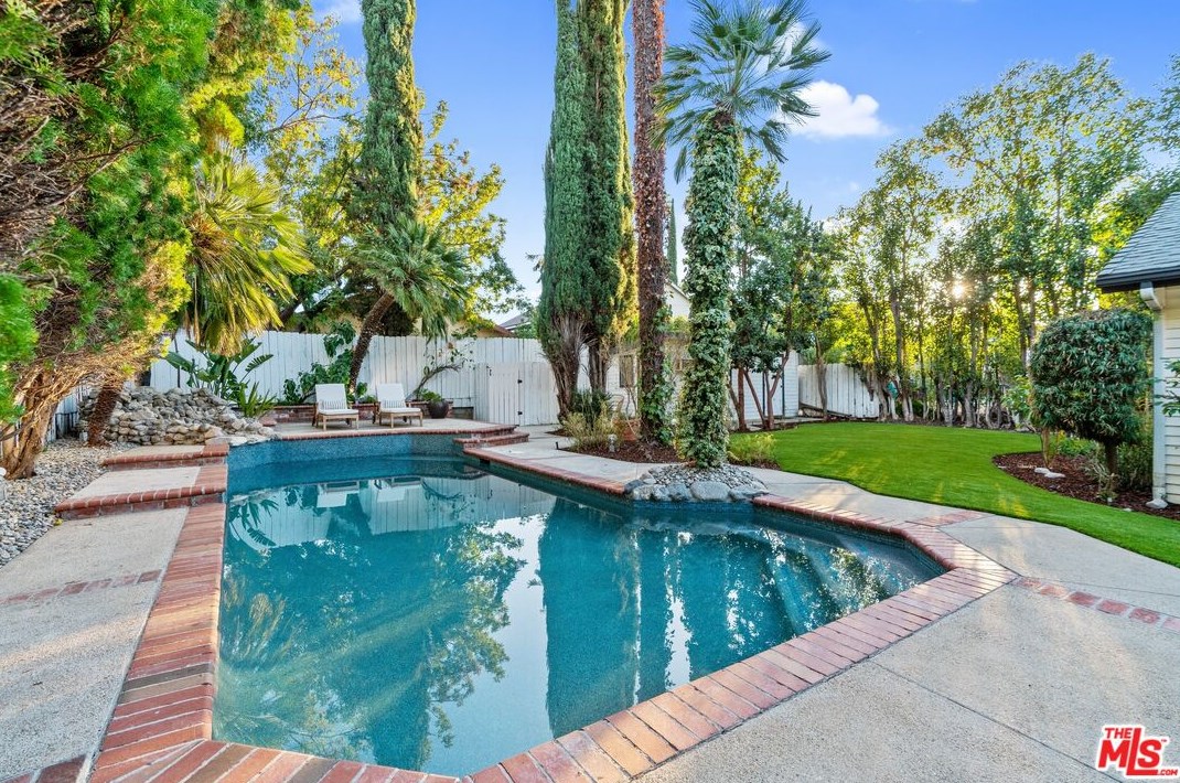 18128 Erwin St, Los Angeles CA  91335-7146 exterior